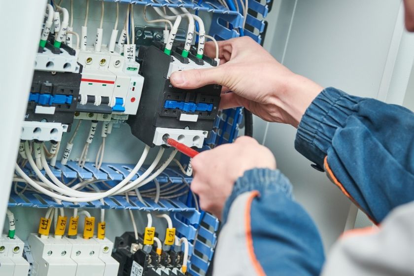 Bayraklı Elektrik Panosu Sigorta Kutusu Montajı Bakımı Elektrikçi Ustası
