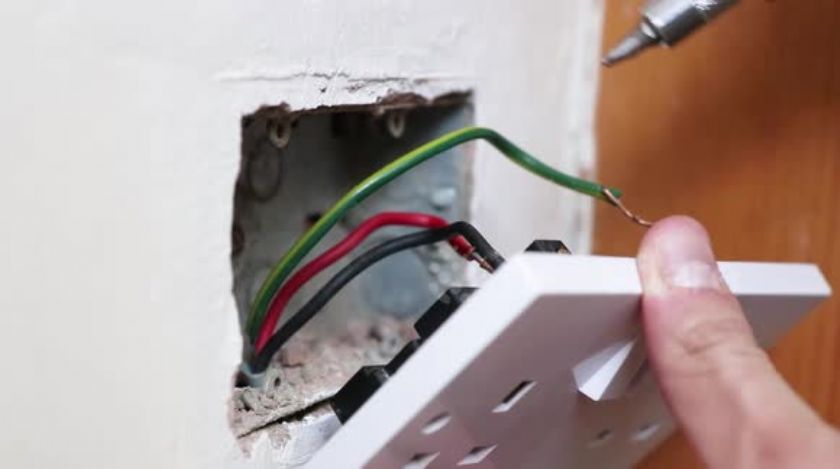 Bayraklı Elektrikçi Ustası En Yakın Hızlı Elektrikçi