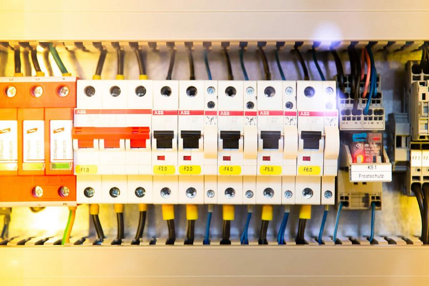 Bornova 4. Sanayi Elektrik Panosu Sigorta Kutusu Montajı Bakımı Elektrikçi Ustası