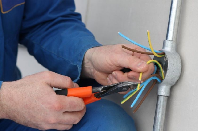 Bostanlı Elektrikçi Ustası En Yakın Hızlı Elektrikçi