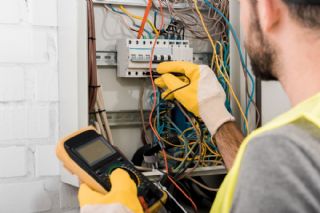 İzmir Elektrikçi Ustası En Yakın Hızlı Elektrikçi